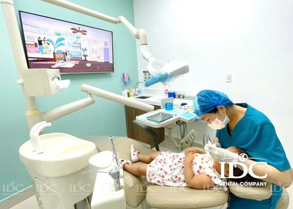 Khám răng cho trẻ tại nha khoa IDC