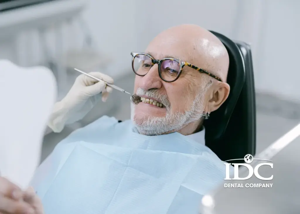 Trồng răng Implant cho người cao tuổi có an toàn không?